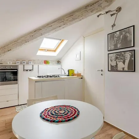 Mansarda In Pieno Centro - 500mt Da Ariston E Ciclabile Appartamento *